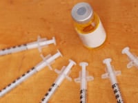 http://www.diabetes.co.uk/images/article_images/vial-syringes.jpg