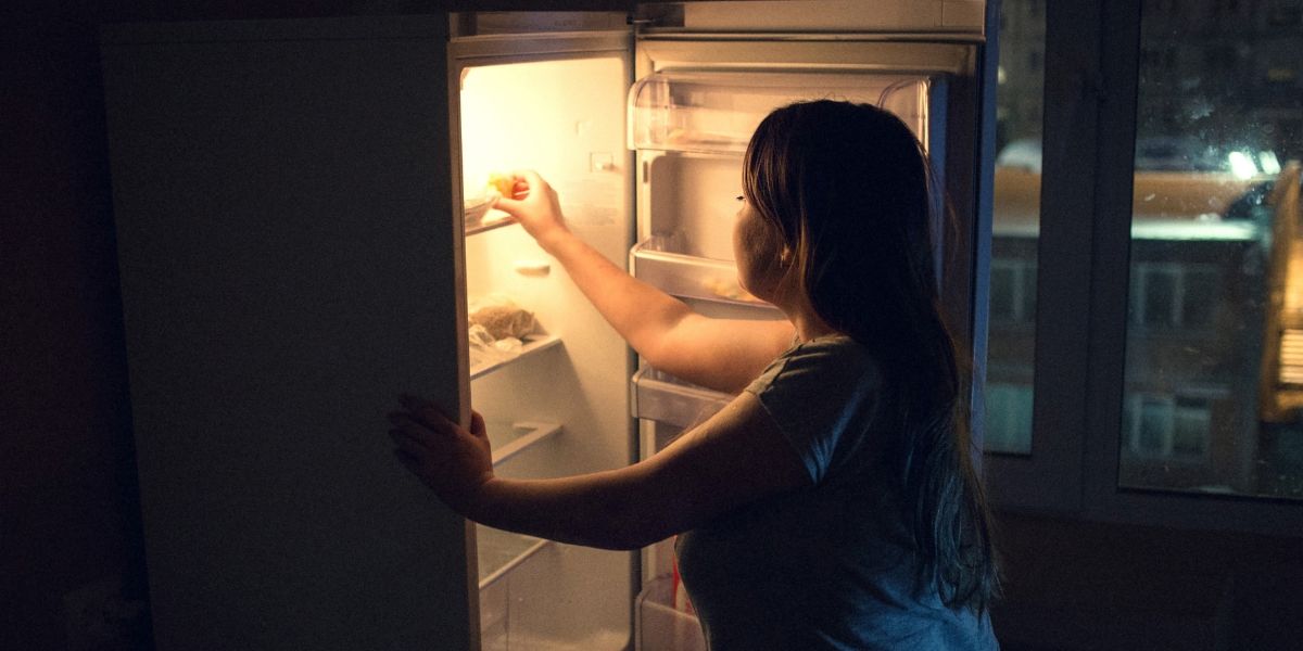 Late night snacking increases obesity risk, research shows